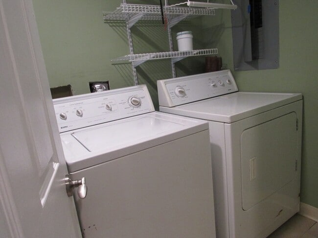 Building Photo - 200 Market St