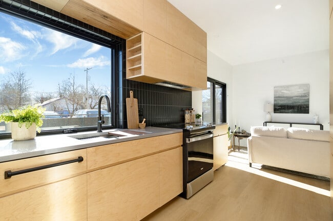 Building Photo - 815 Moro St