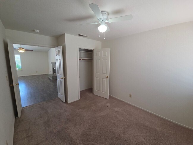 Building Photo - 3 bedroom/2bath home in quiet neighbothood