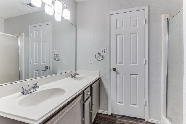 Building Photo - Adorable 3-Bed with Open Floor Plan & Dream Backyard