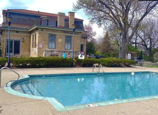 Pool, gated off-street parking, grills, outdoor seating - 803 E 6th St