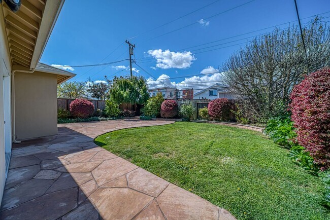 Building Photo - Welcome Home to the peaceful Shoreview Nei...
