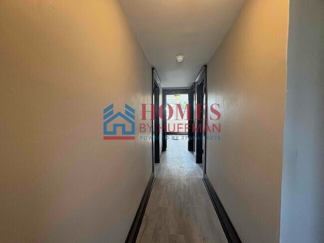 Building Photo - Five Bedroom House | 2 Full Bath | Move In...