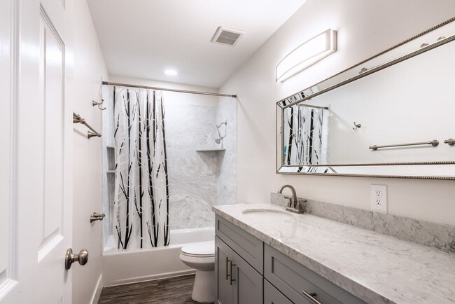 Building Photo - Bright and light Prospector Condo