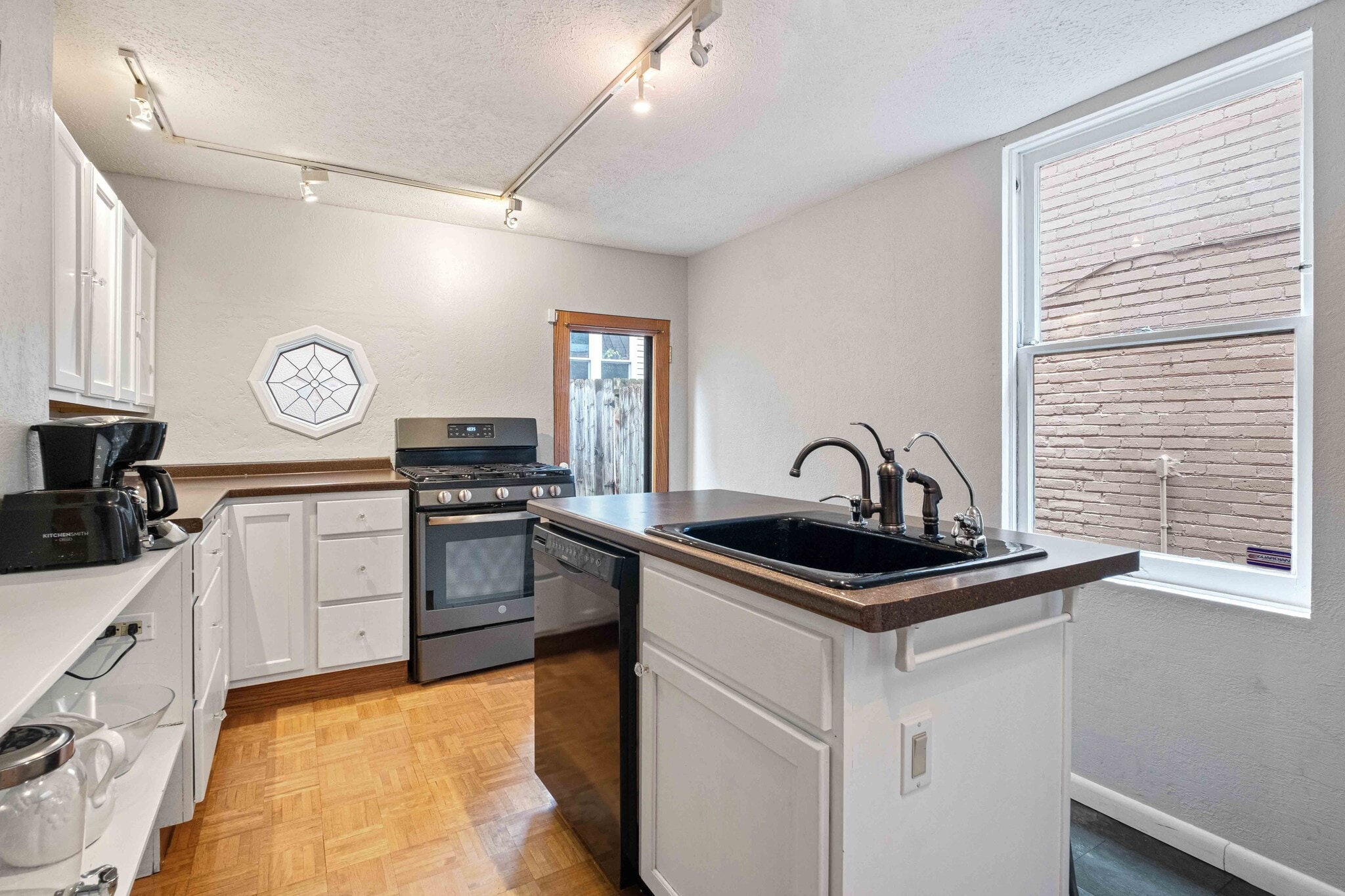 Building Photo - 218 W North Ave