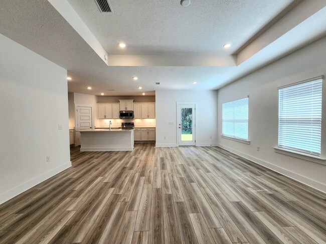 Building Photo - Beautiful new 4/2 home available in Greenb...