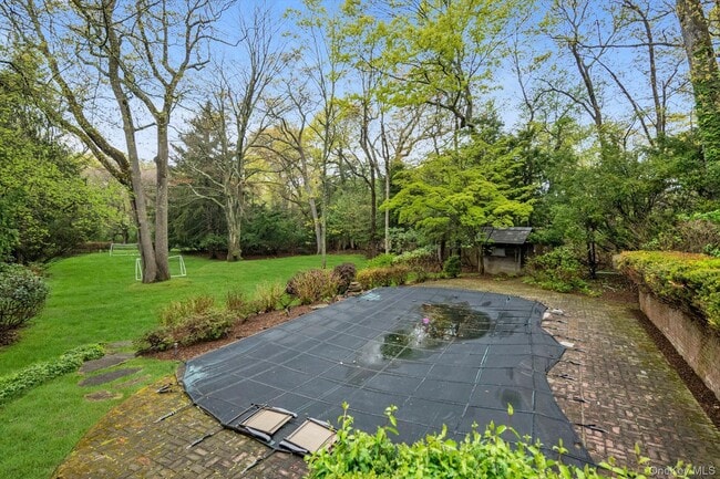 Building Photo - 10 Hidden Pond