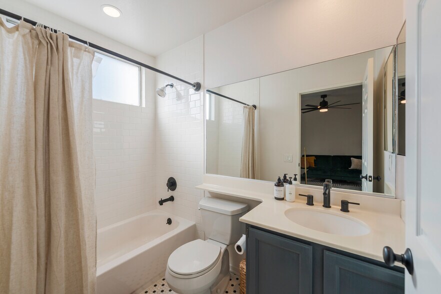 Building Photo - 5455 Sylmar Ave