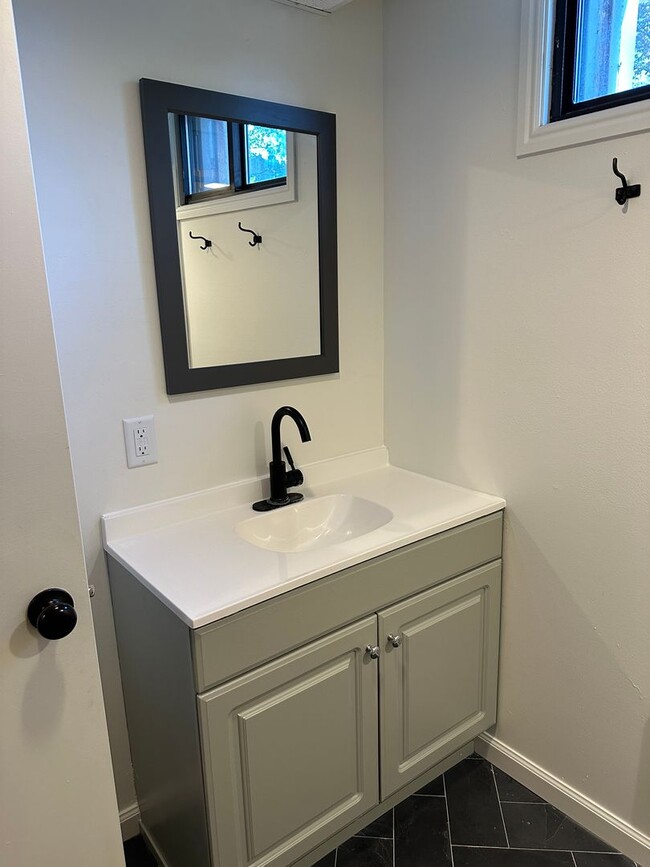 Building Photo - Newly Remodeled 5 Bed, 3 Bath Home – 2-Car...