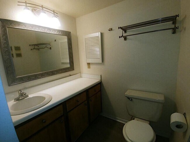 Building Photo - Two Bedroom Condo Near Med Center!