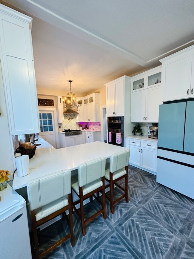 Building Photo - 2481 E Cloverdale Prk