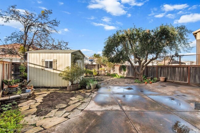 Building Photo - EPIC REA: 3 Bed/2.5 Bath Modern Comfort in a Prime Fairfield Location!