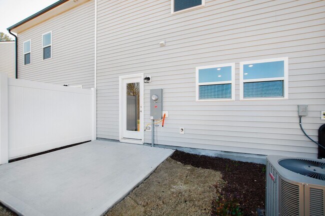 Building Photo - Luxurious 3-Bedroom Townhome Living in the...