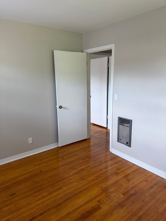 Building Photo - Charming 3-bedroom,1-bath home w/Detached garage for rent in Springfield, Tennessee.