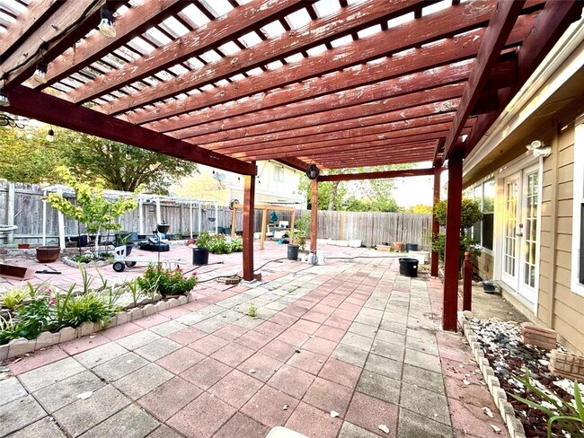 Building Photo - 13720 Greinert Dr