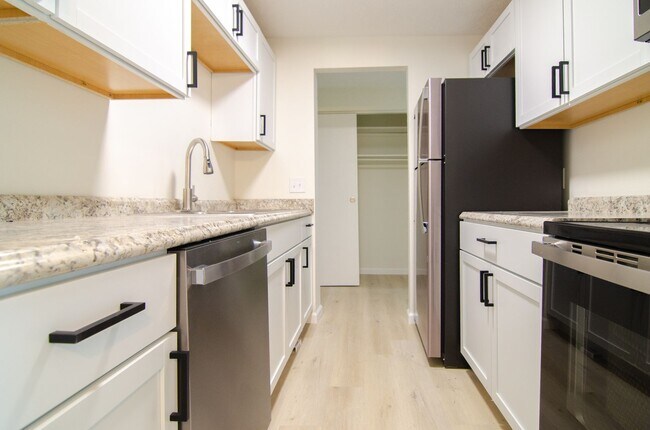 Building Photo - Newly Renovated 2 Bedroom Apartment