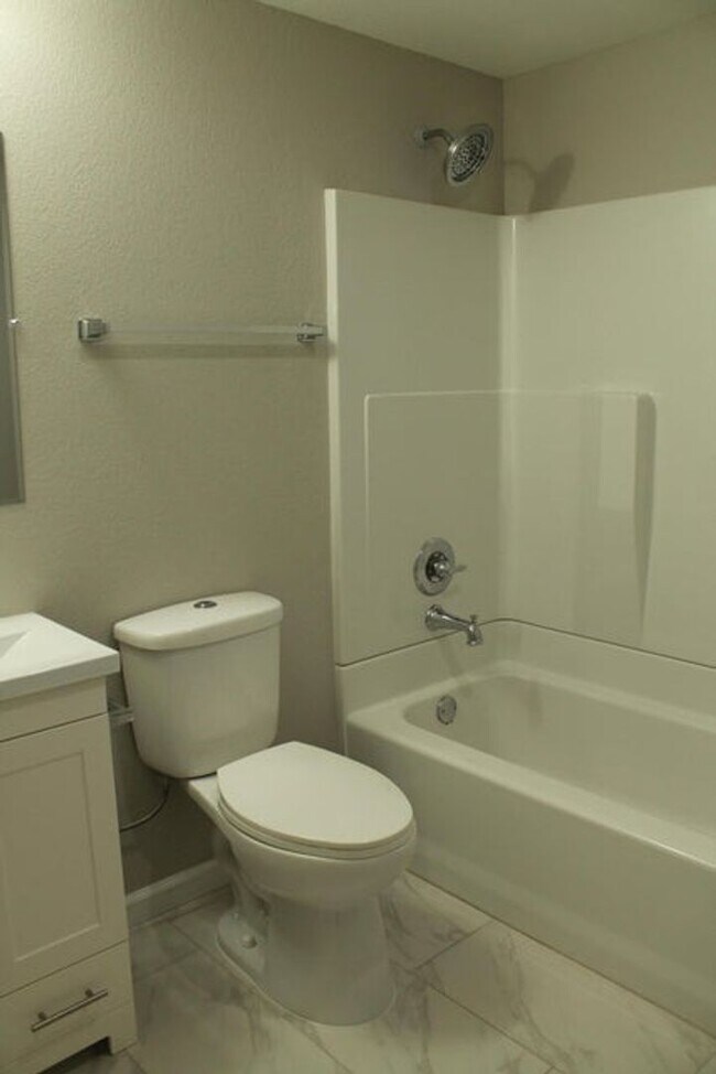 Building Photo - Modern Charm Meets Prime Location!