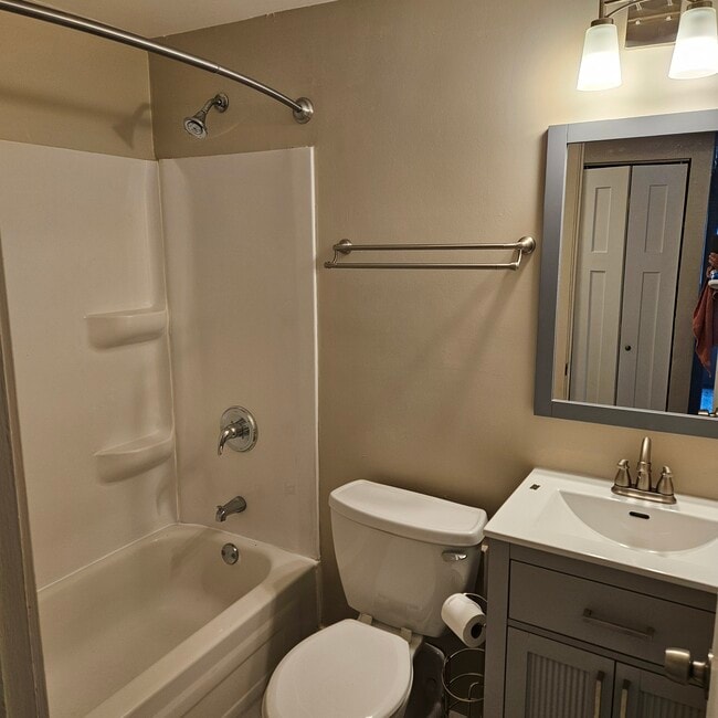 Building Photo - 5565 Allemong Dr