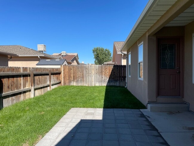 Building Photo - Great 3 bedroom, 2 bath, 2 car garage home...