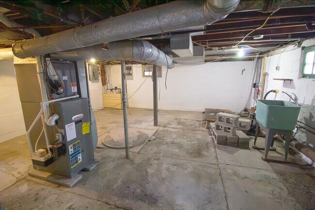 Building Photo - 2 BR 1 BA North Colonie Schools