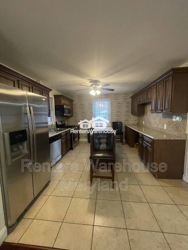 Building Photo - 8203 Watersedge Rd