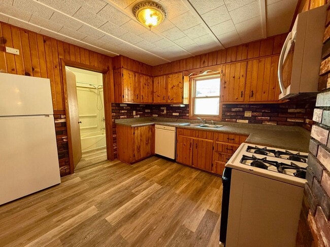 Building Photo - 4 Bed 2 Bath Single Family Home in Antigo