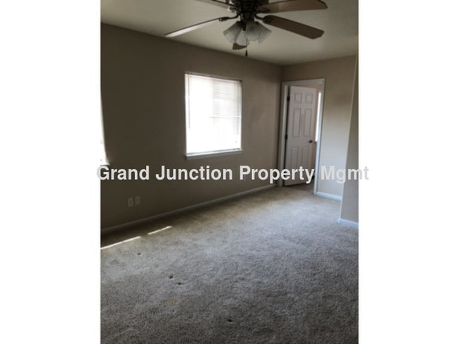 Building Photo - CUTE 3 BED, 2 BATH HOUSE LARGE