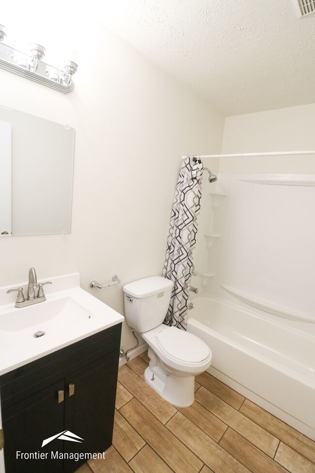 Building Photo - Spacious 3 bedroom townhome with a fenced in backyard!