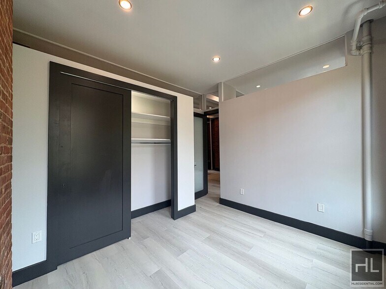 Building Photo - Mott Street