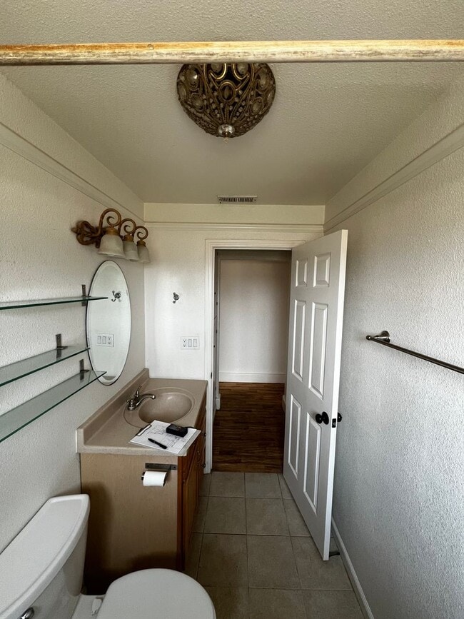 Building Photo - Nice two bedroom two bath home away from t...