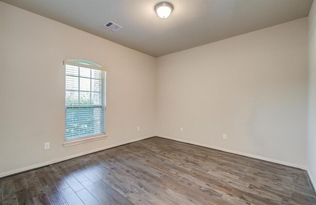 Building Photo - 15618 Whispering Green Dr