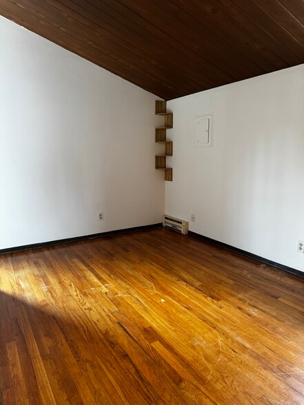 Building Photo - 3246 NE 85th St