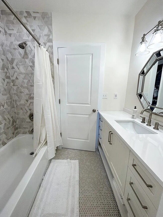 Building Photo - 919 SW 6th Ave