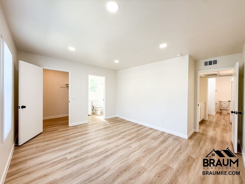 Building Photo - 15000 Burbank Blvd