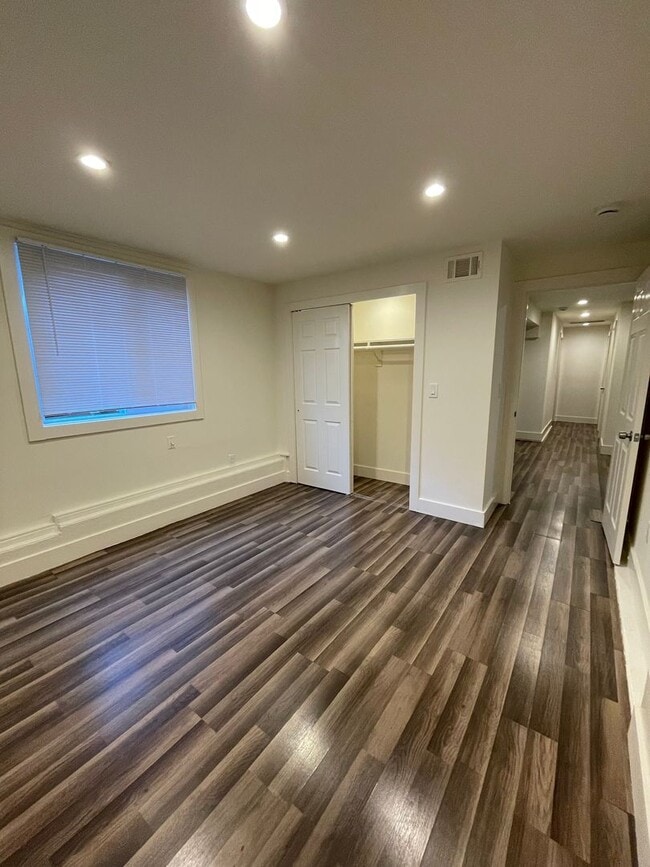 Building Photo - 1/2 Off First Month's Rent, 6Bdrm, 3Bath