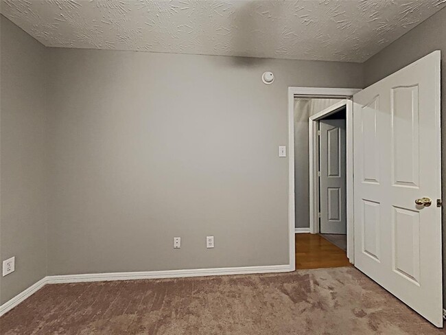 Building Photo - 4830 Edgegate Dr