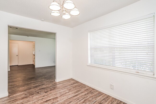 Building Photo - 26218 Maplewood Dr