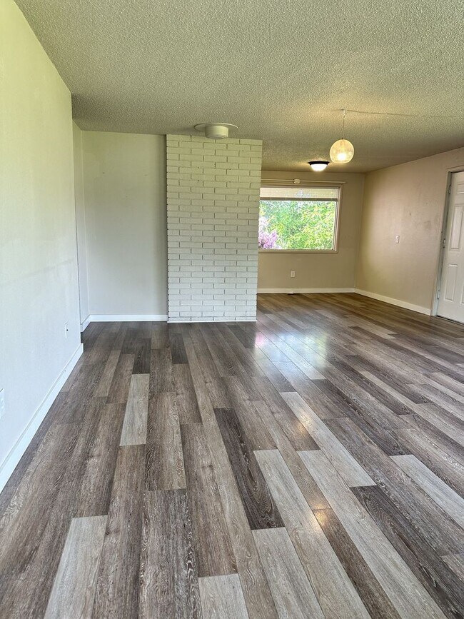 Building Photo - 309/311 Baker St Duplex