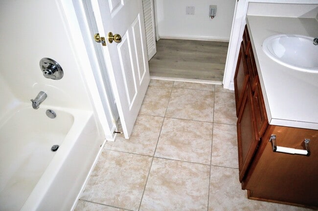 Building Photo - 8226 Green Parrot Rd