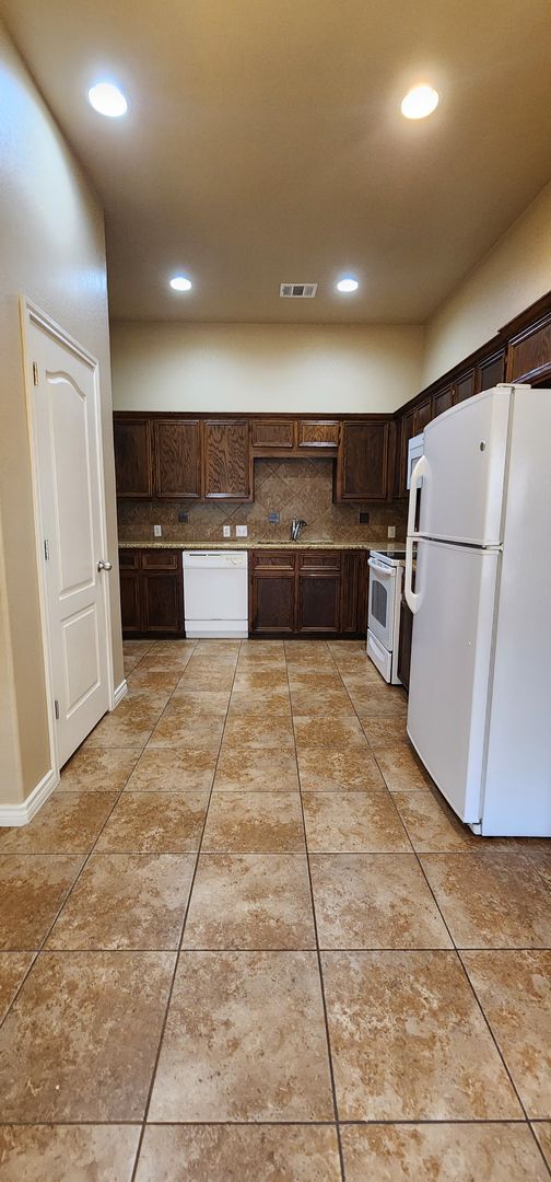 Building Photo - Beautiful 3 Bed, 2 Bath Duplex in Clear Creek Area - Viewable Now