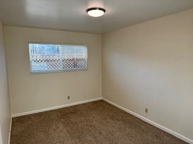 Building Photo - Cvet-2