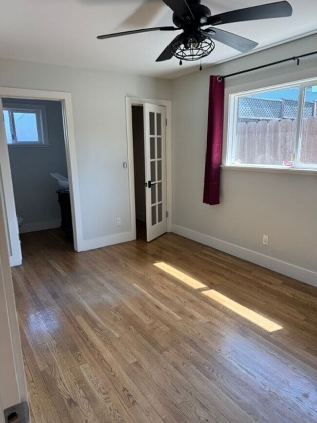 Building Photo - Great Three Bedroom One and 1/2 bath house in Seaside