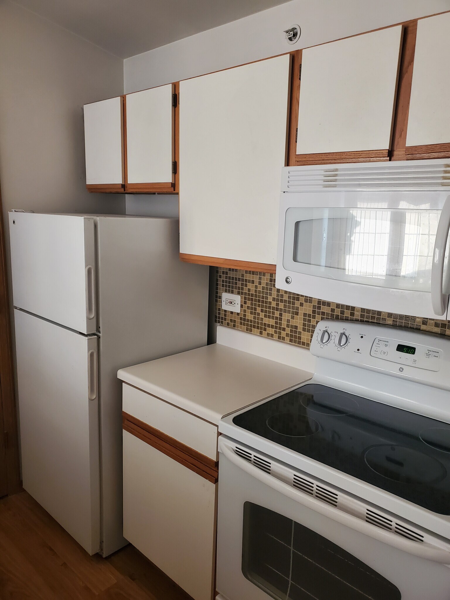 Kitchen - 551 Leah Ln