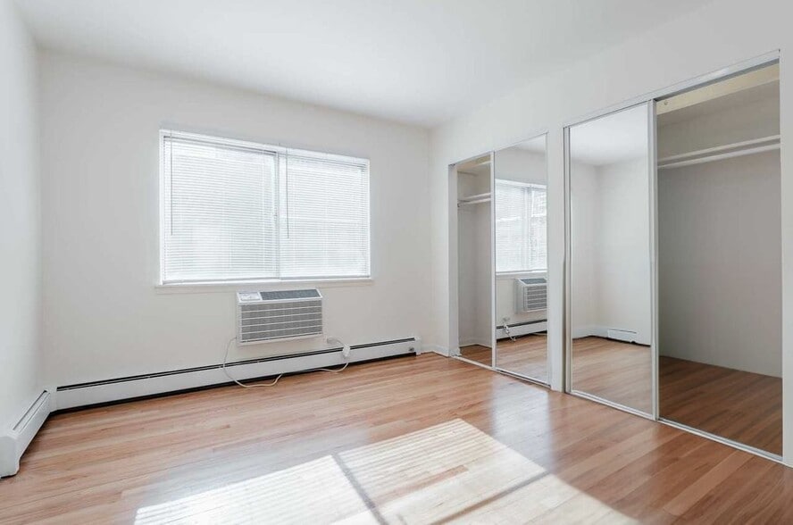 Building Photo - 424 W Oakdale Ave