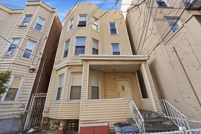 Building Photo - 335 47th St