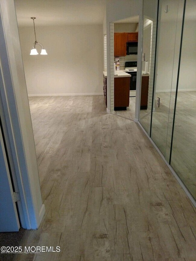 Building Photo - 137 Amberly Dr