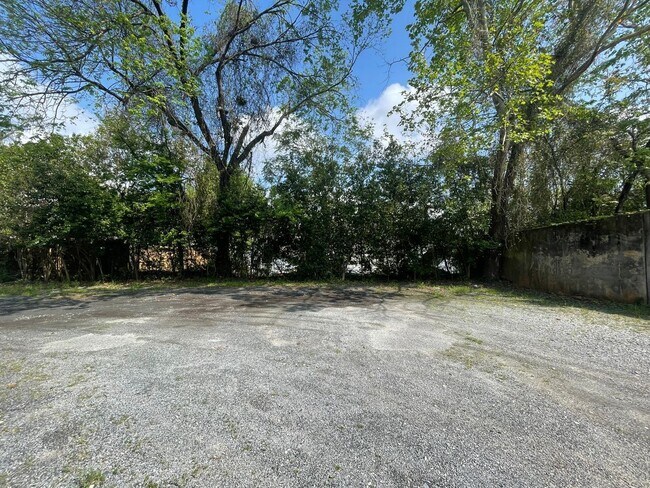 Building Photo - 420 College St