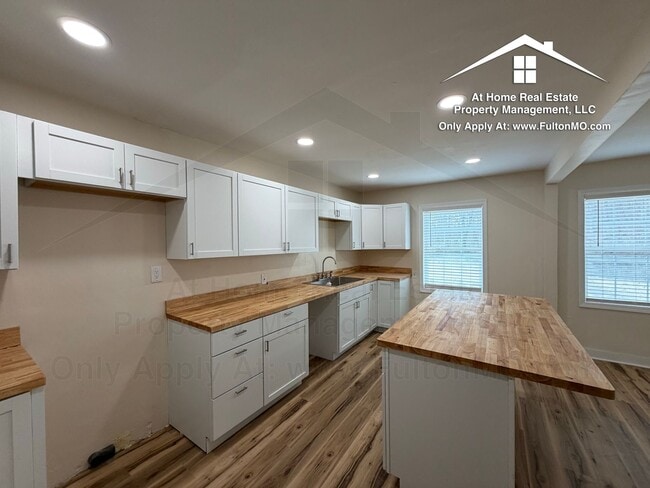 Building Photo - 703 W 7th St