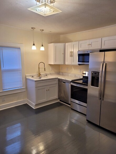 Building Photo - 155 E High St