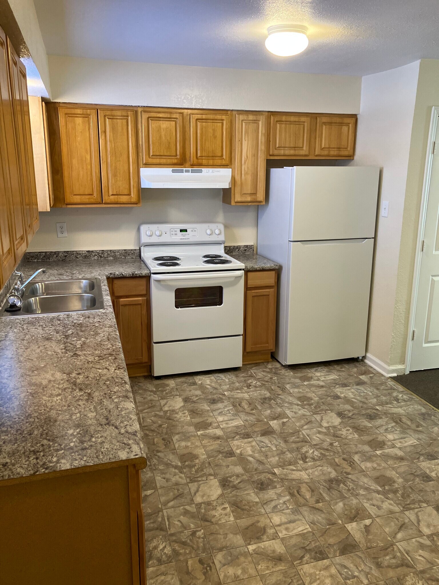 Spacious Kitchen- Garden Style Apartment - College Hill Apartments